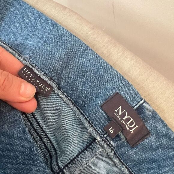 NYDJ Pull-on Straight Jeans In pristine Plus Size 16 - Picture 9 of 13